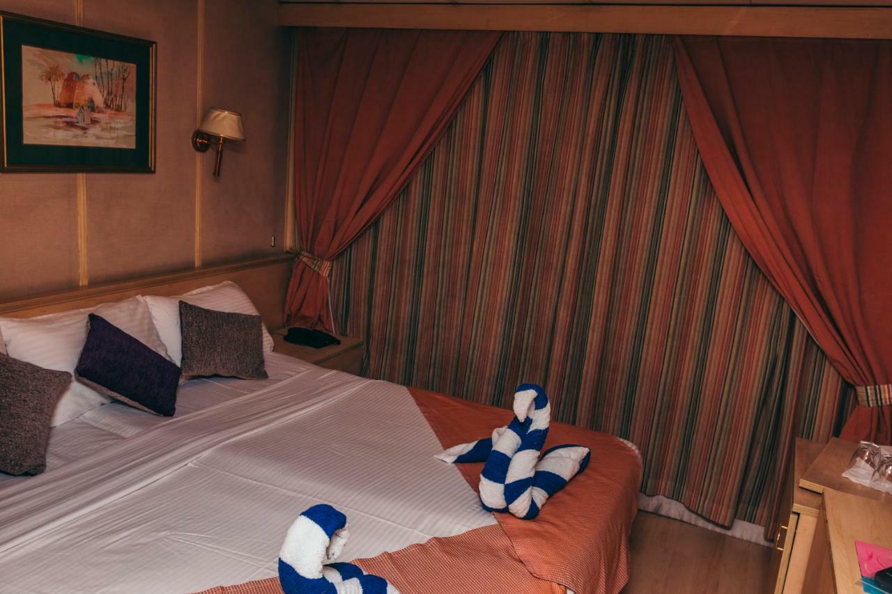 Hotel Ship Queen Isis Elminya Al Minya Exteriör bild
