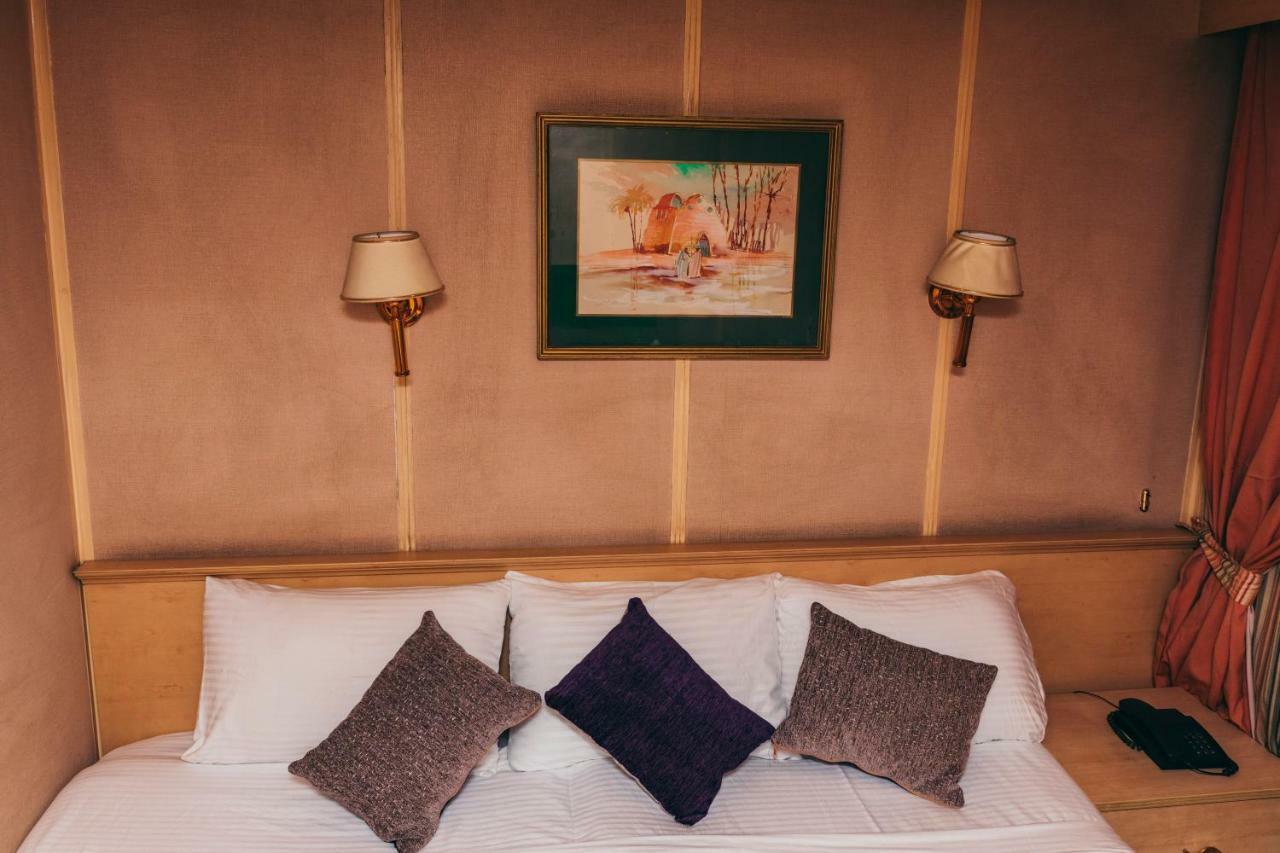 Hotel Ship Queen Isis Elminya Al Minya Exteriör bild