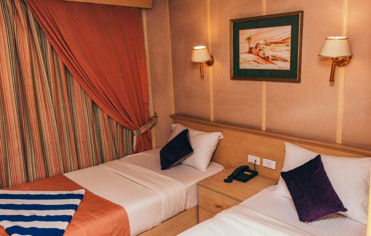 Hotel Ship Queen Isis Elminya Al Minya Exteriör bild