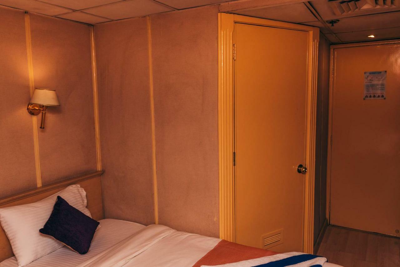 Hotel Ship Queen Isis Elminya Al Minya Exteriör bild