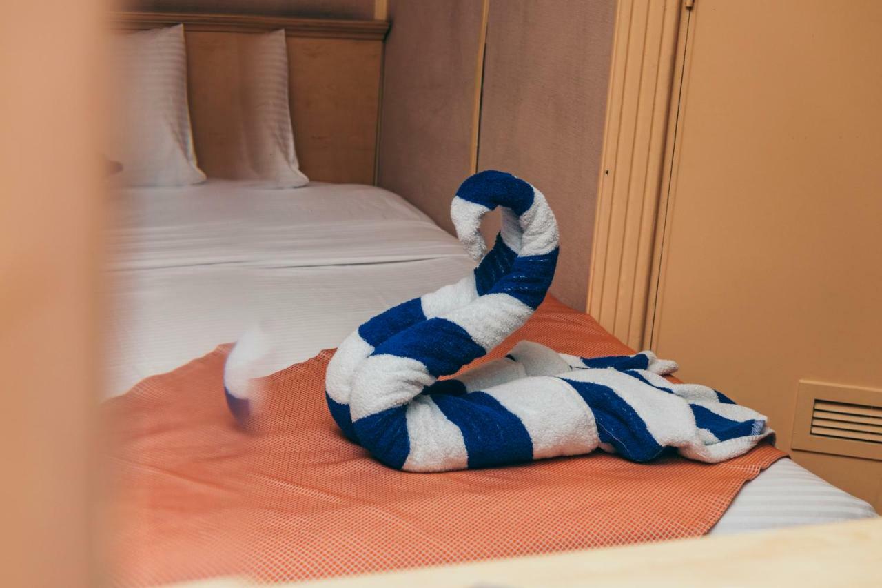 Hotel Ship Queen Isis Elminya Al Minya Exteriör bild